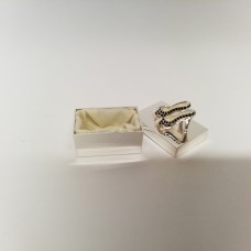 Dėžutė žiedams su batelių dekoracija