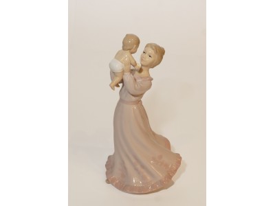 Statulėlė - mama su kūdikiu