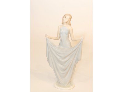 Statulėlė - mergina melsva suknele